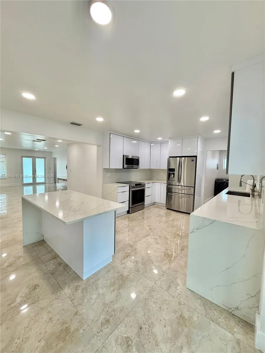 590 E 52nd St, #590