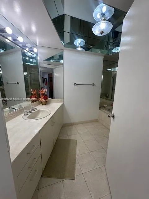 1000 W Island Blvd, #1511