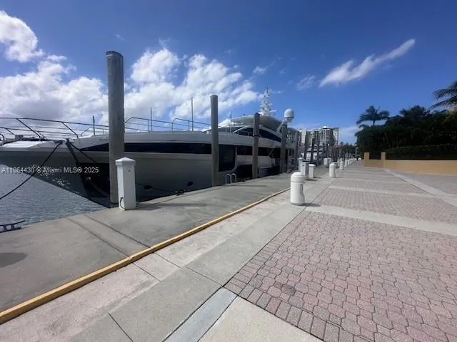 1000 W Island Blvd, #1511