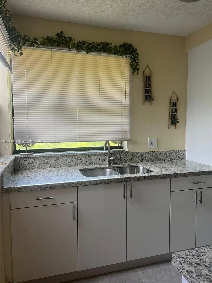 805 N Franklin Ave, #805D