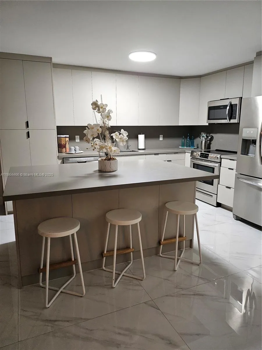 6423 E Collins Ave, #206