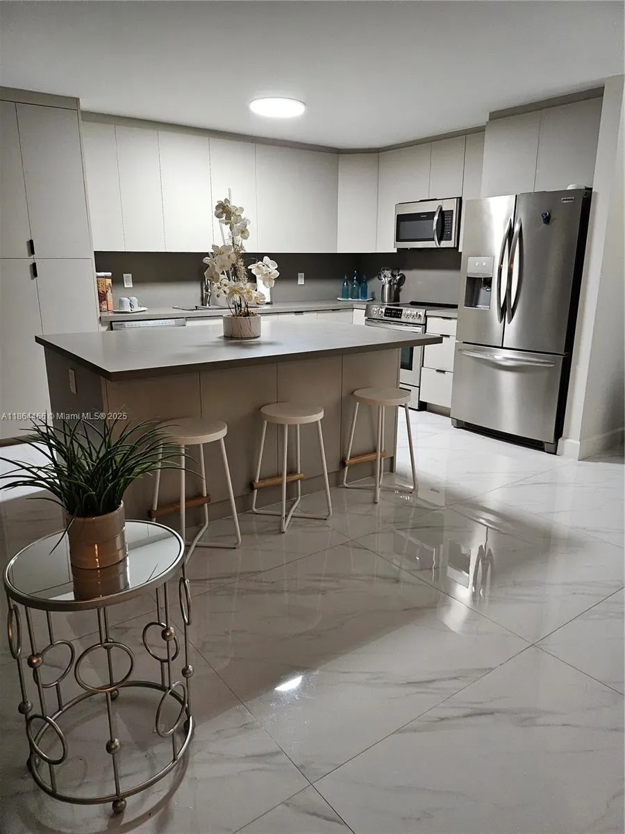 6423 E Collins Ave, #206