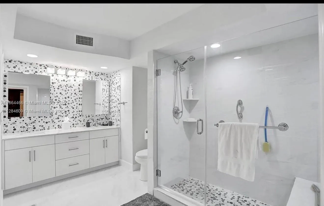 6423 E Collins Ave, #206