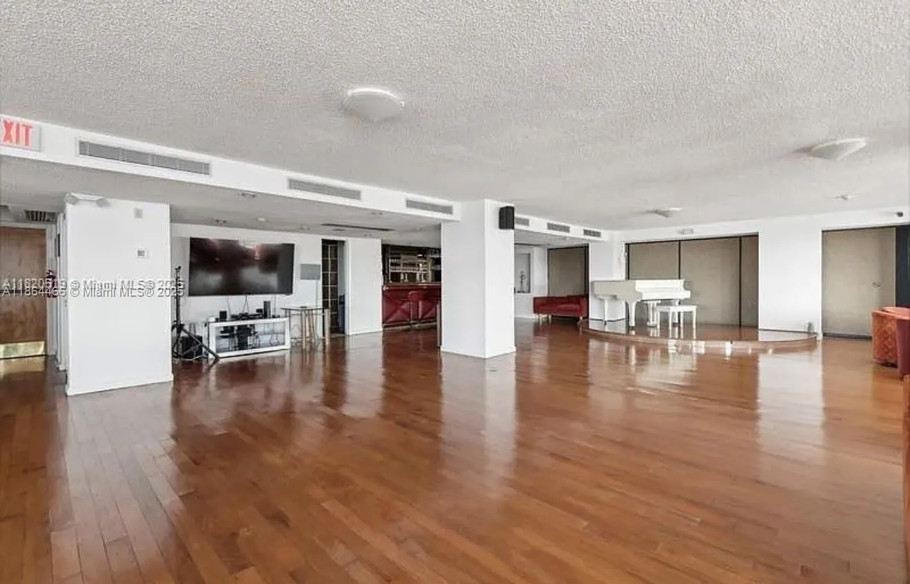 6423 E Collins Ave, #206