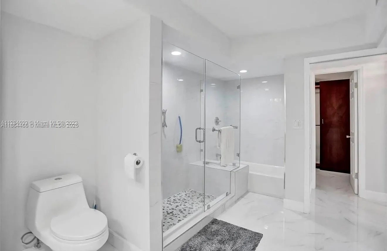 6423 E Collins Ave, #206