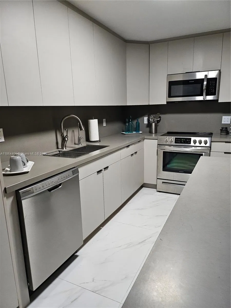6423 E Collins Ave, #206