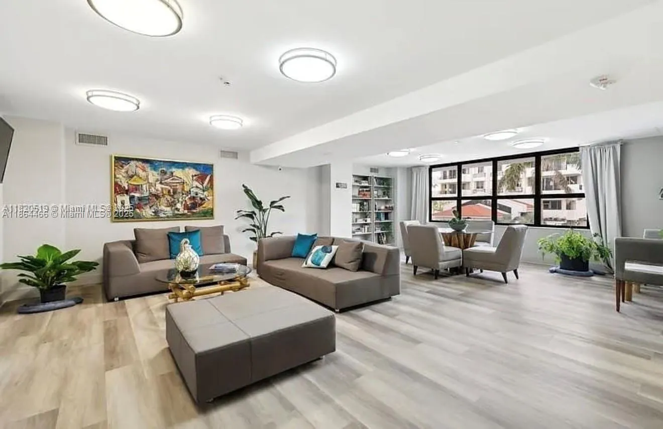 6423 E Collins Ave, #206