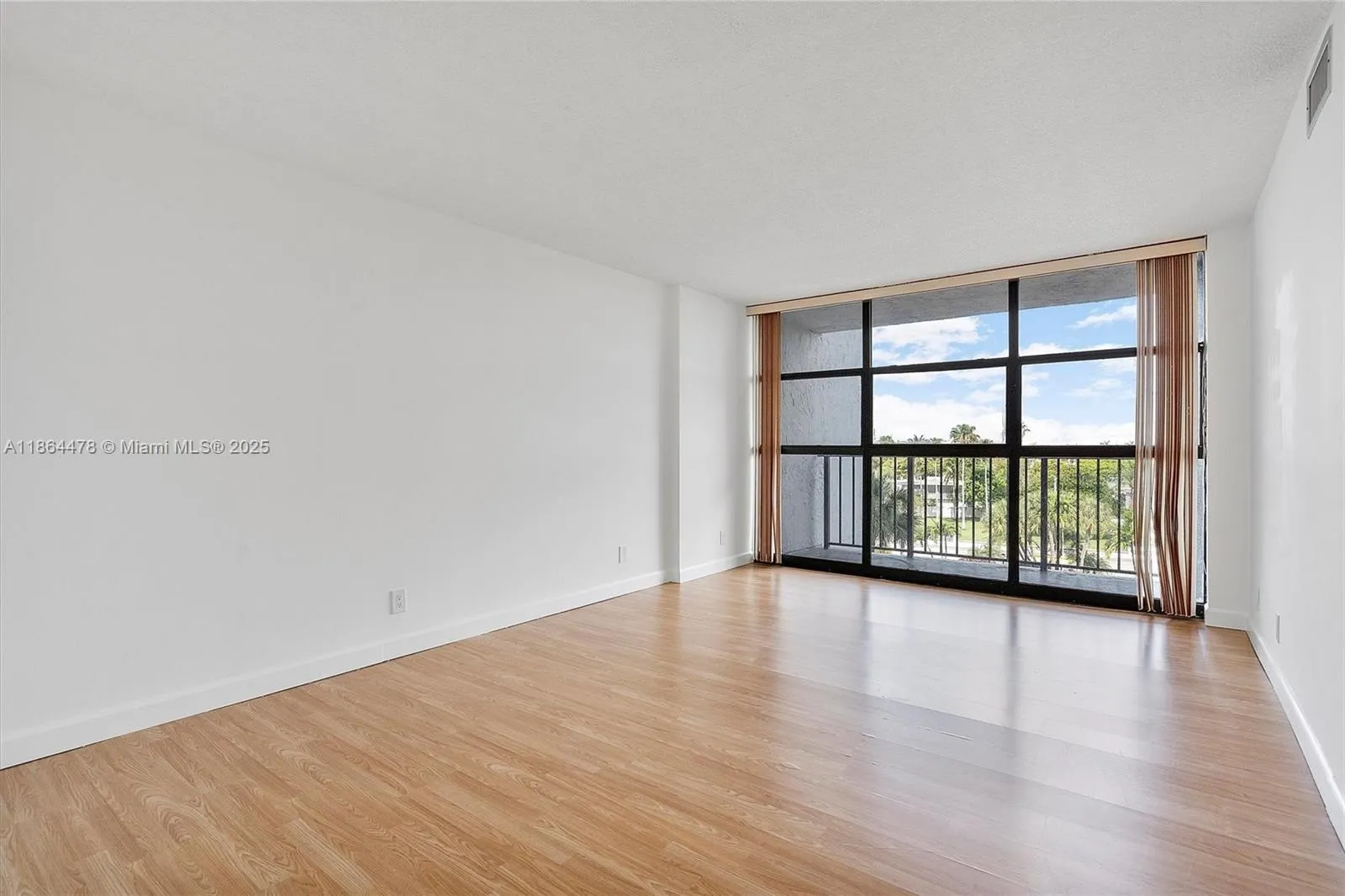 600 Parkview Dr, #525