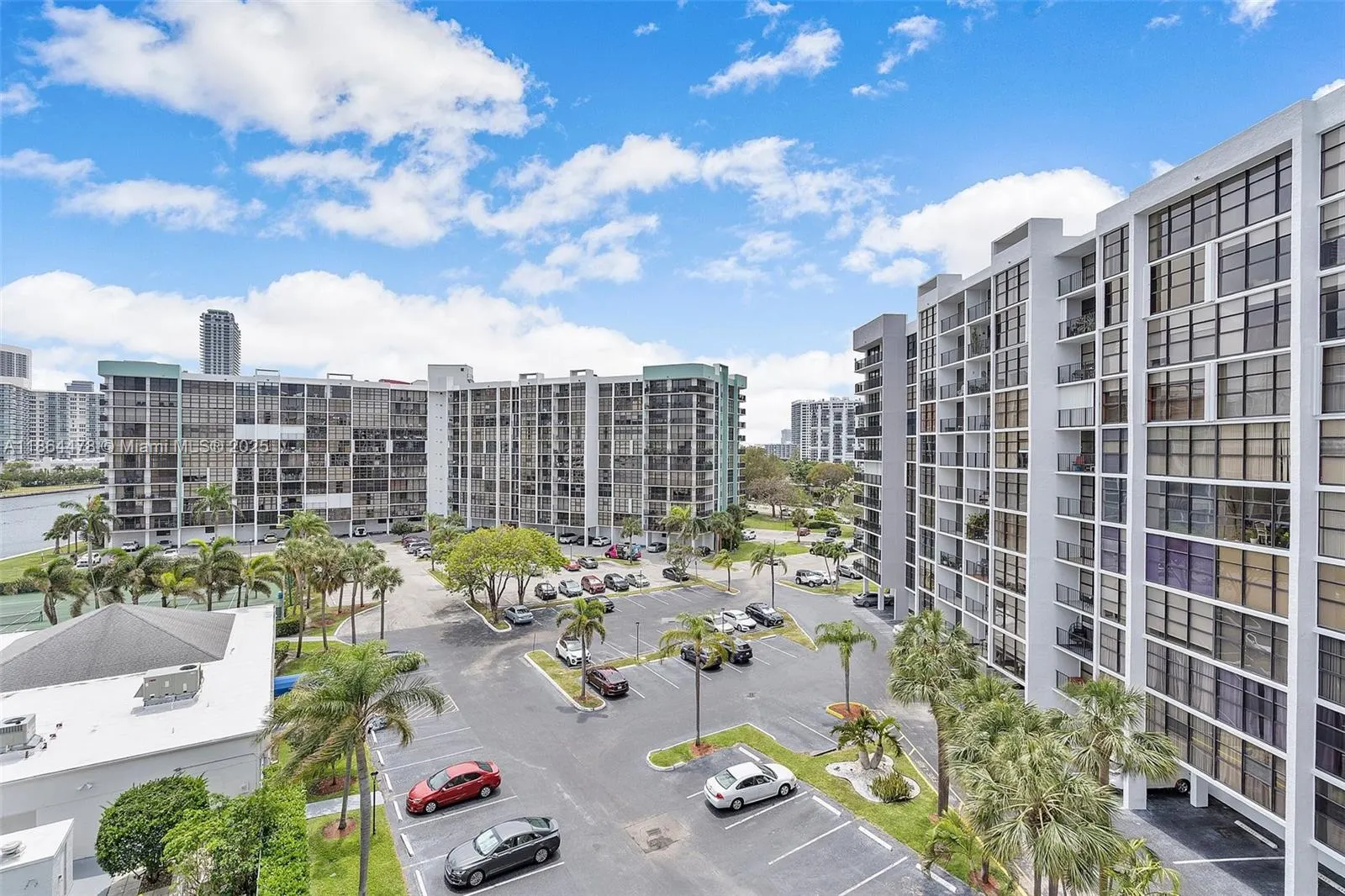 600 Parkview Dr, #525