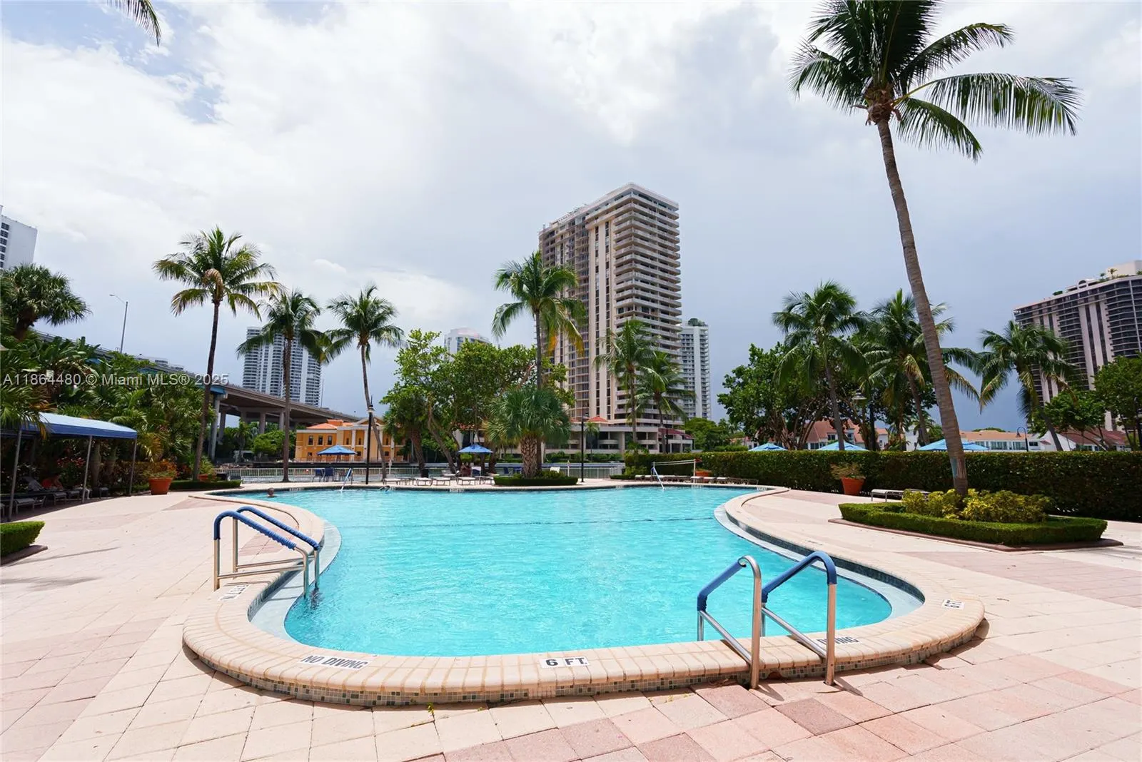 19390 Collins Ave, #320