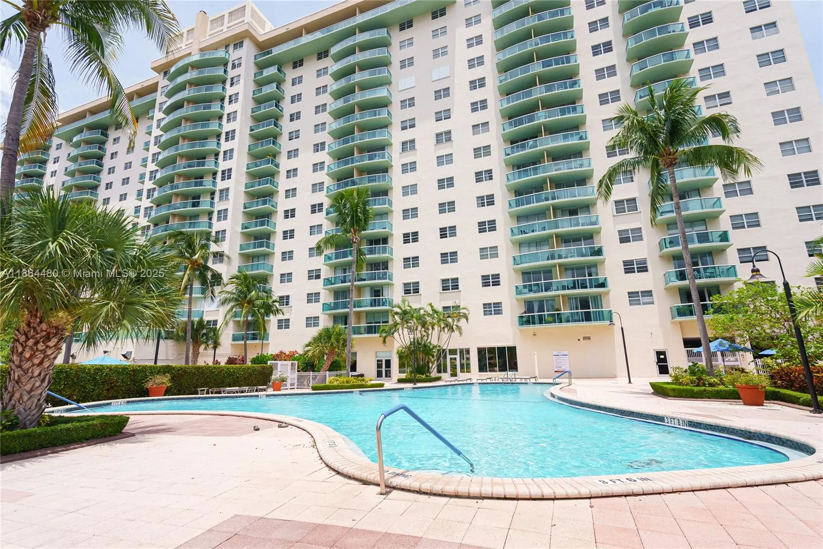 19390 Collins Ave, #320