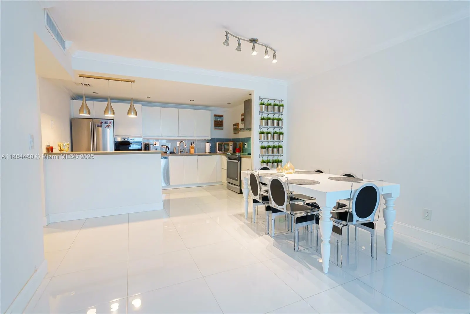 19390 Collins Ave, #320