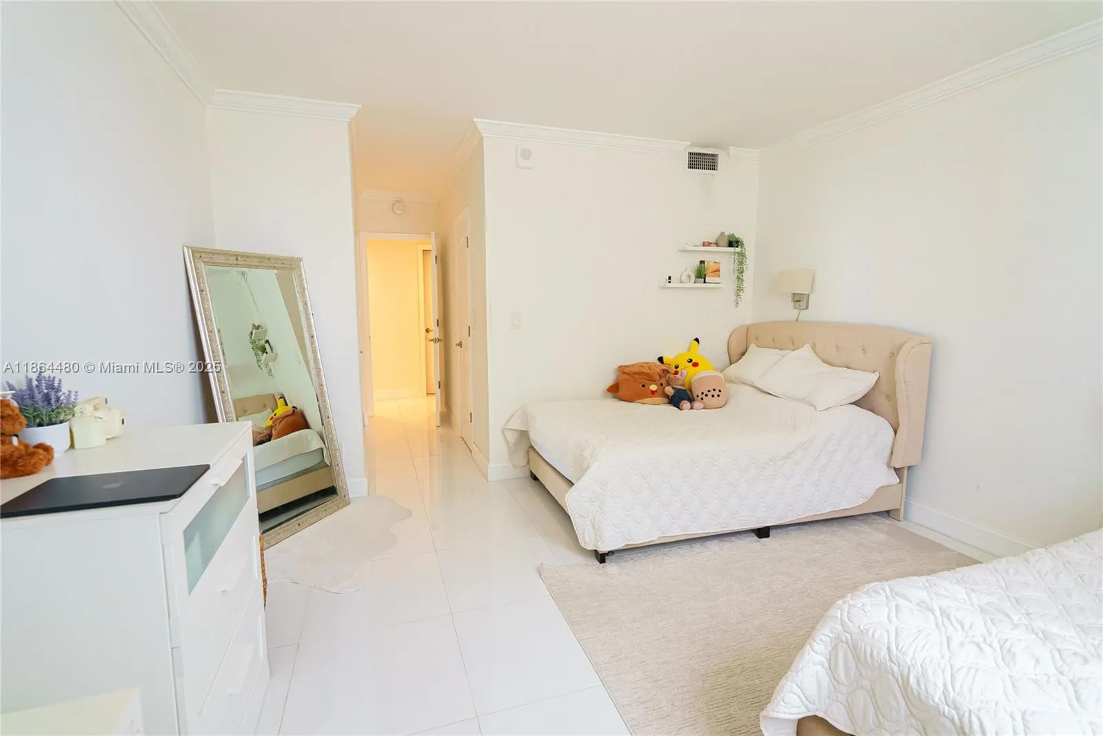 19390 Collins Ave, #320