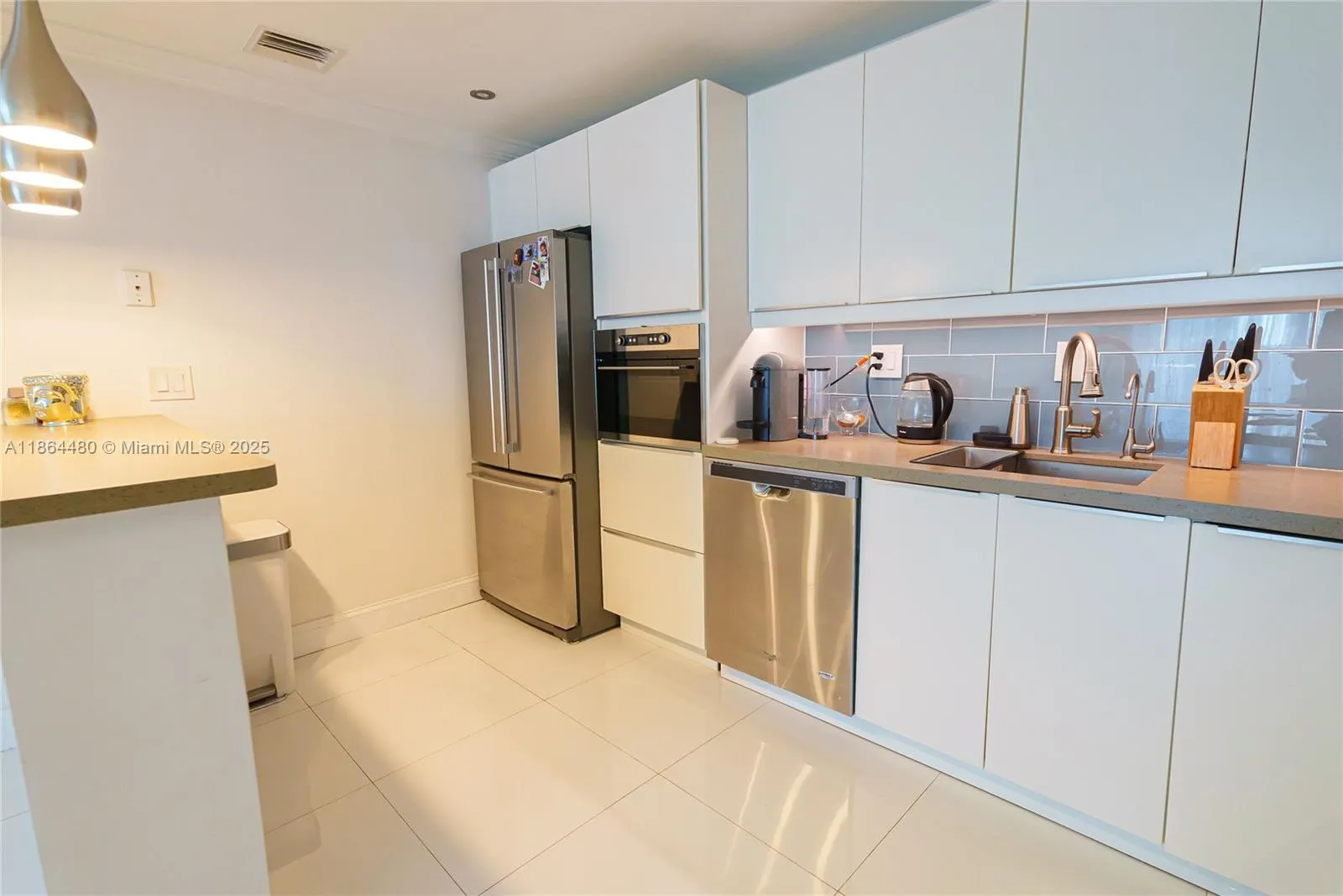 19390 Collins Ave, #320