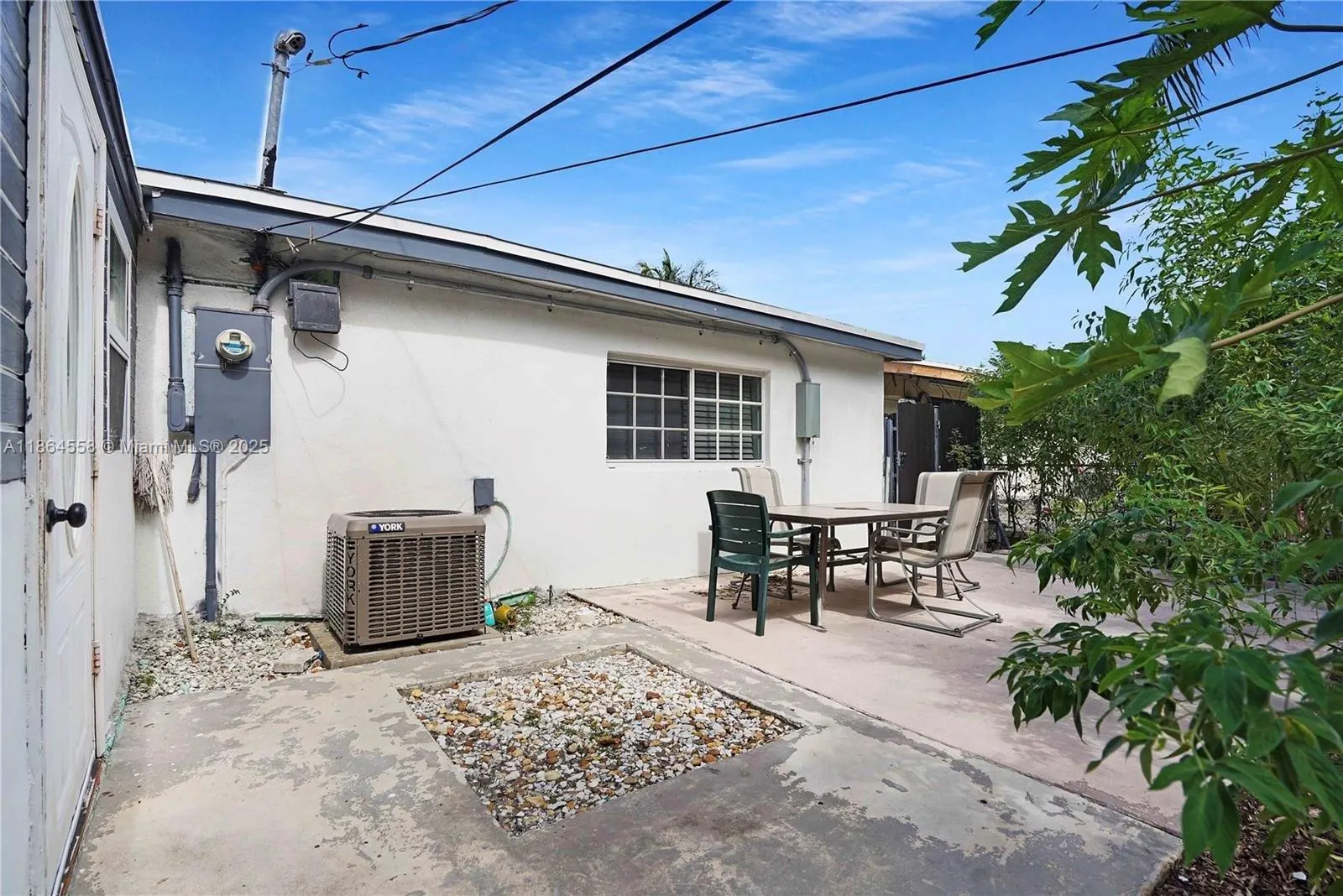 520 NE 175th St