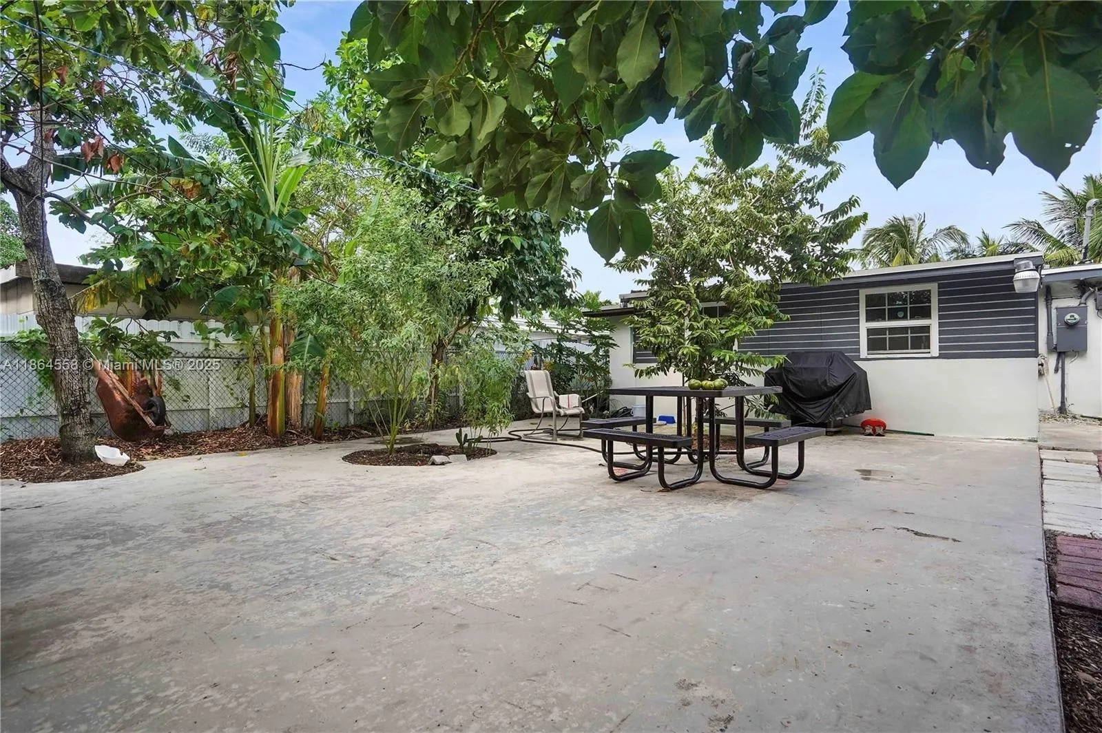 520 NE 175th St
