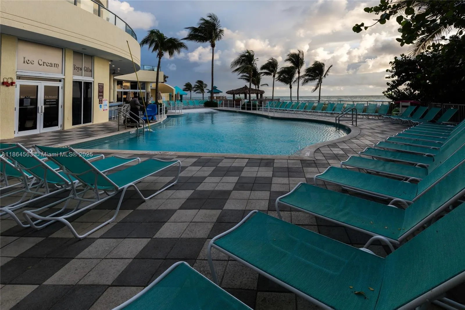 17375 Collins Ave, #2207