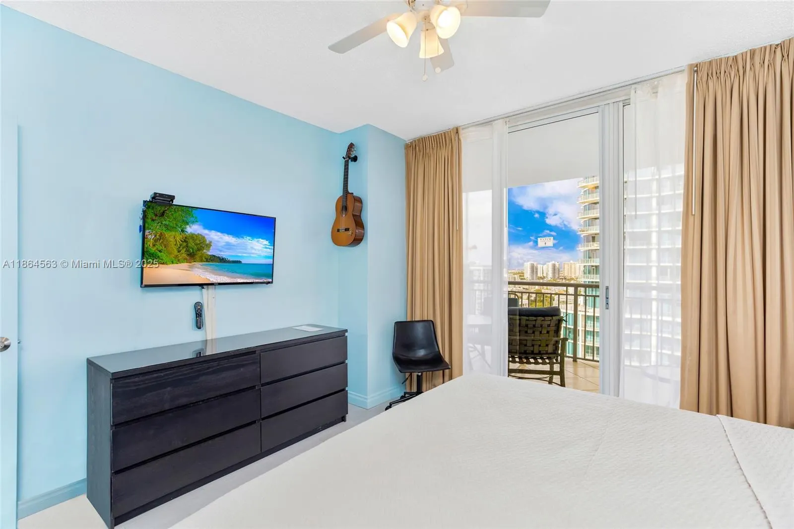 17375 Collins Ave, #2207