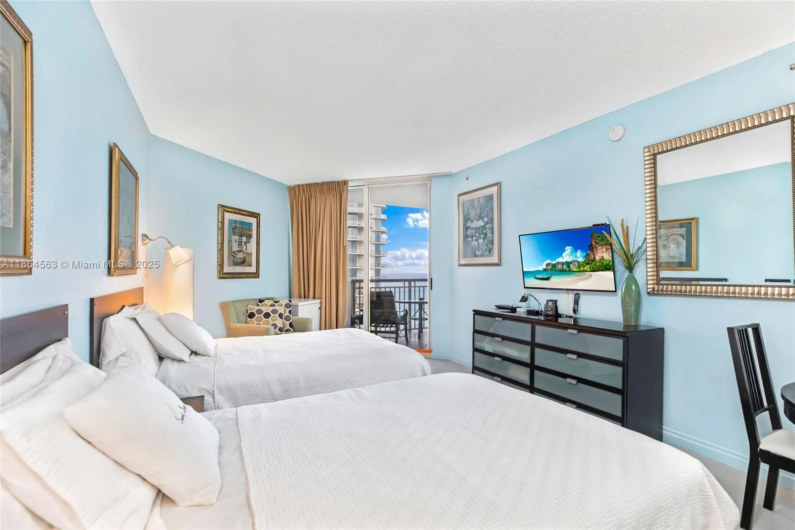 17375 Collins Ave, #2207