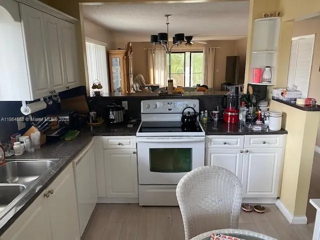 286 Racquet Club Rd, #201