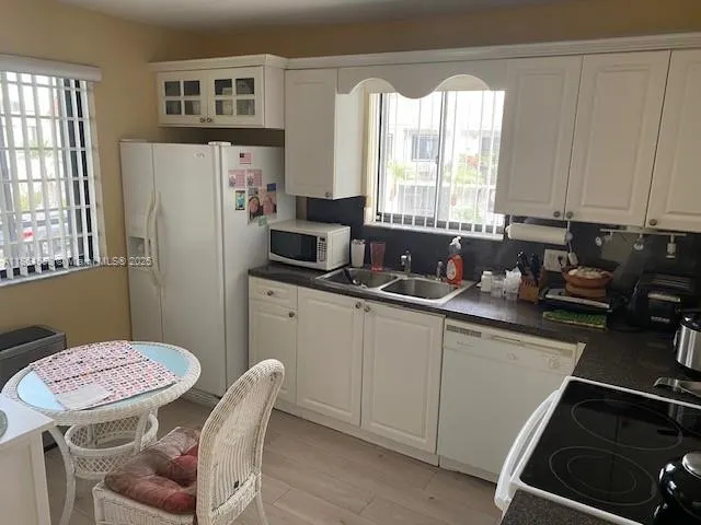 286 Racquet Club Rd, #201