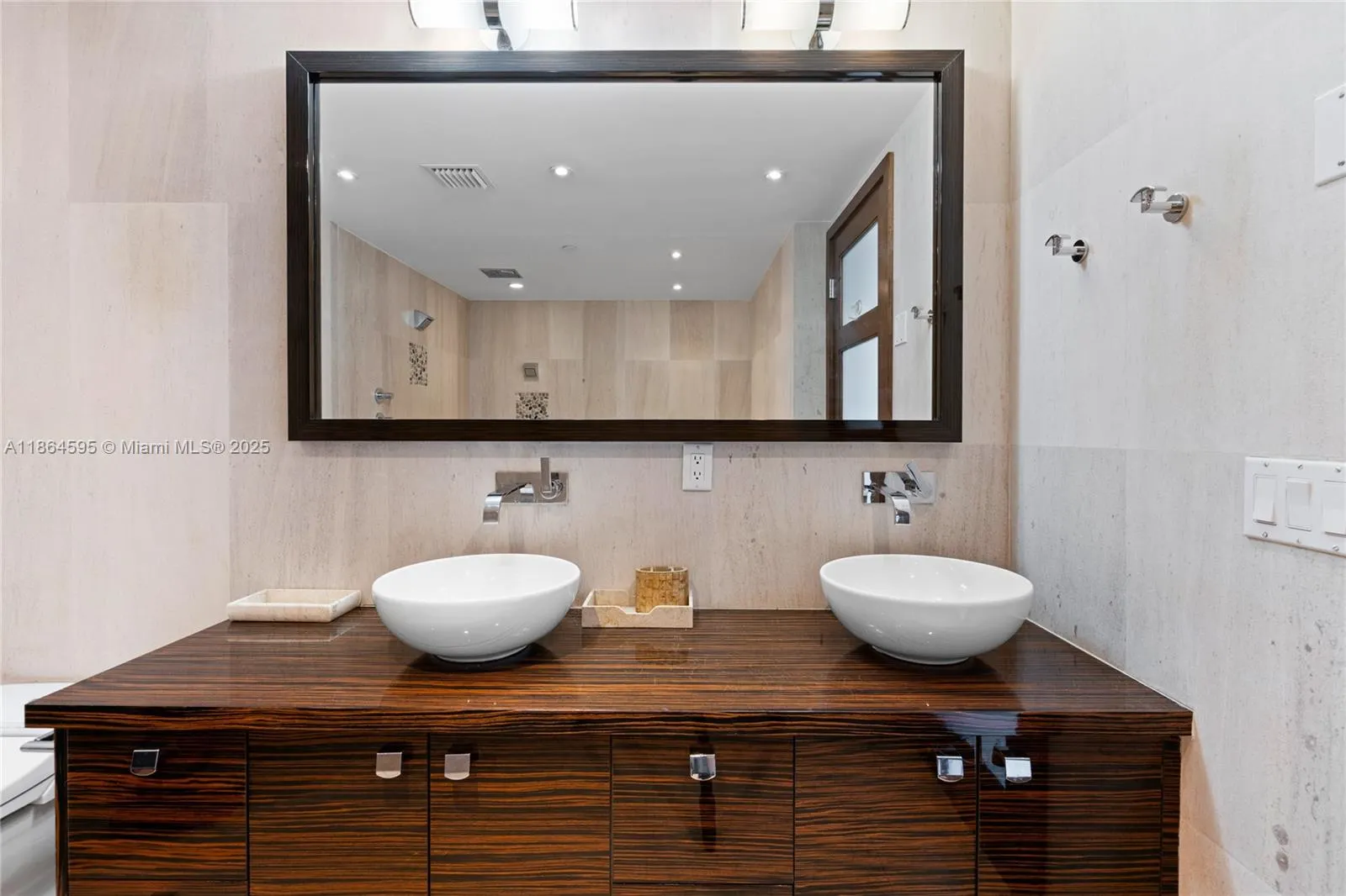5875 Collins Ave, #1902