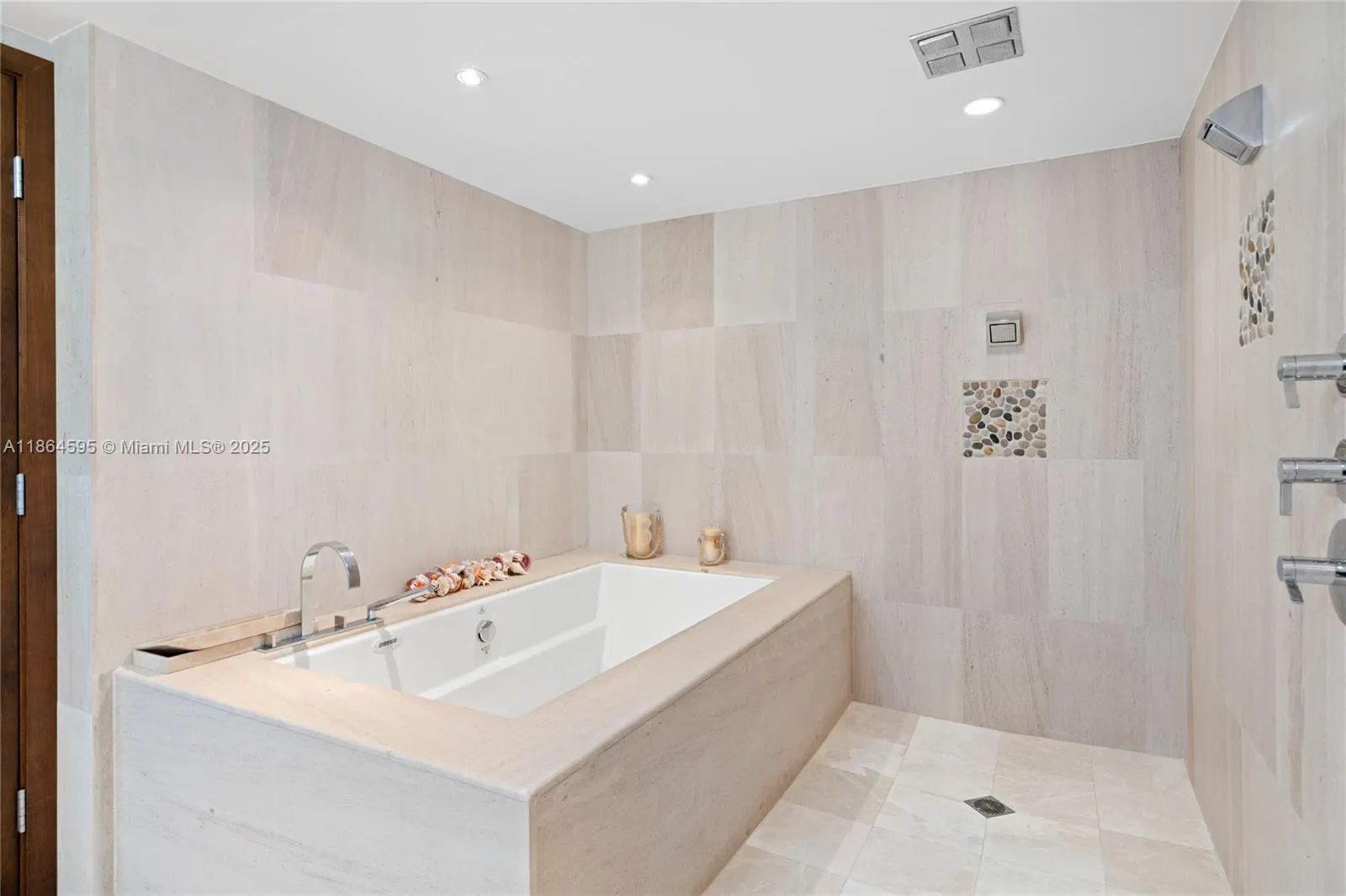 5875 Collins Ave, #1902