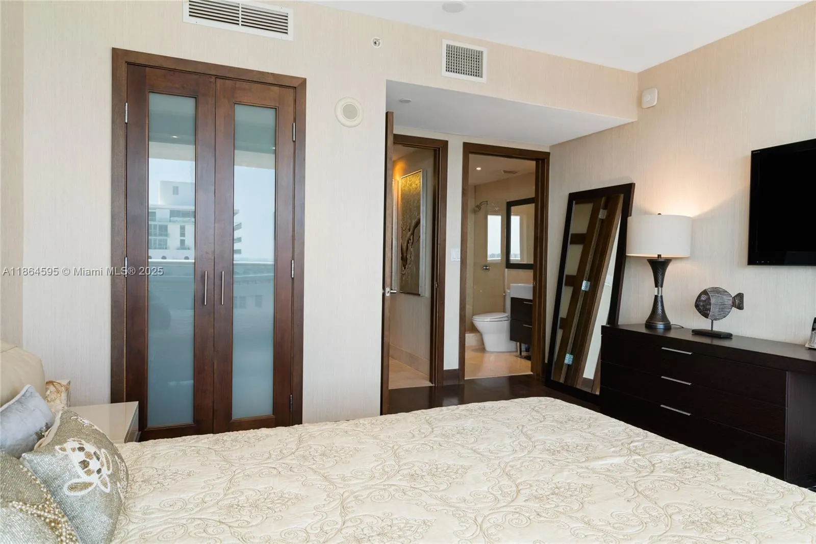 5875 Collins Ave, #1902