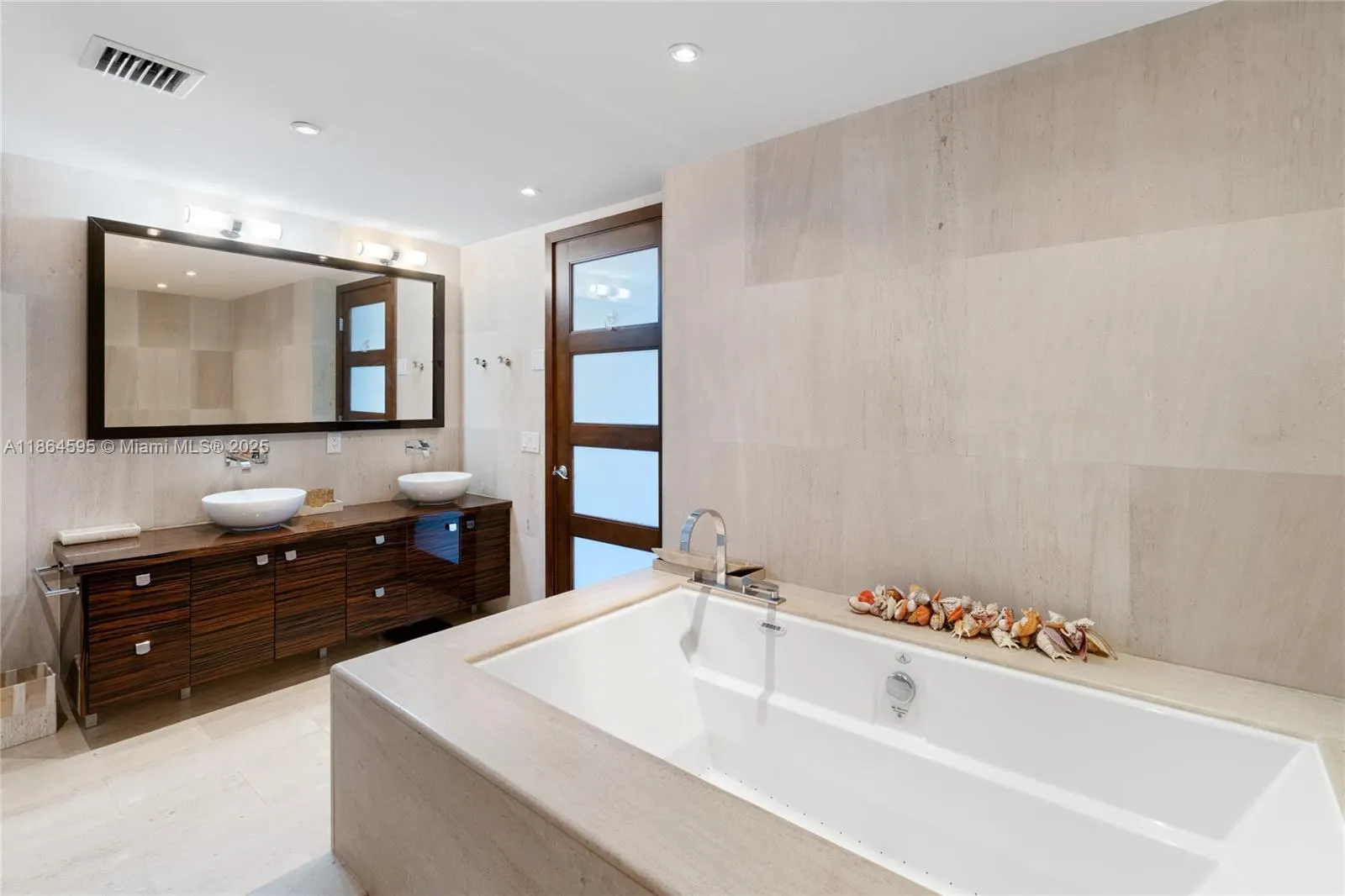 5875 Collins Ave, #1902