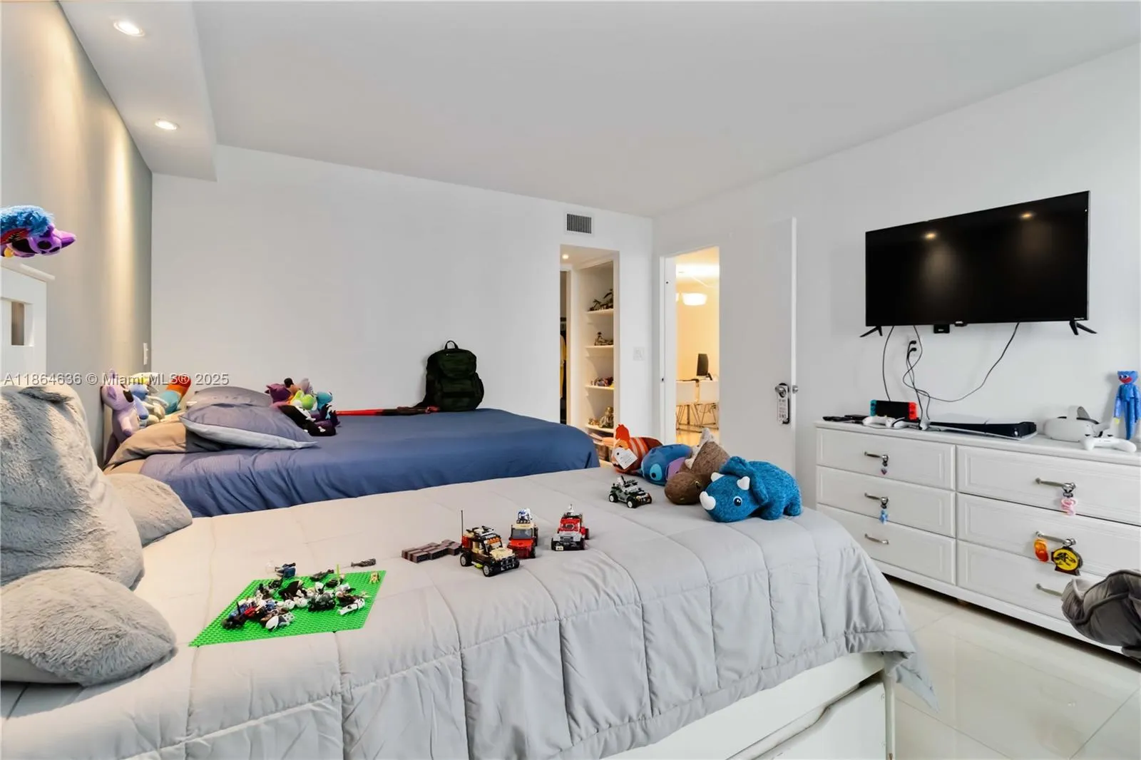 100 Bayview Dr, #2014