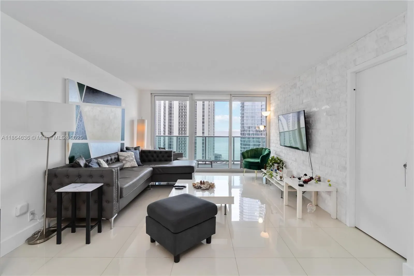 100 Bayview Dr, #2014