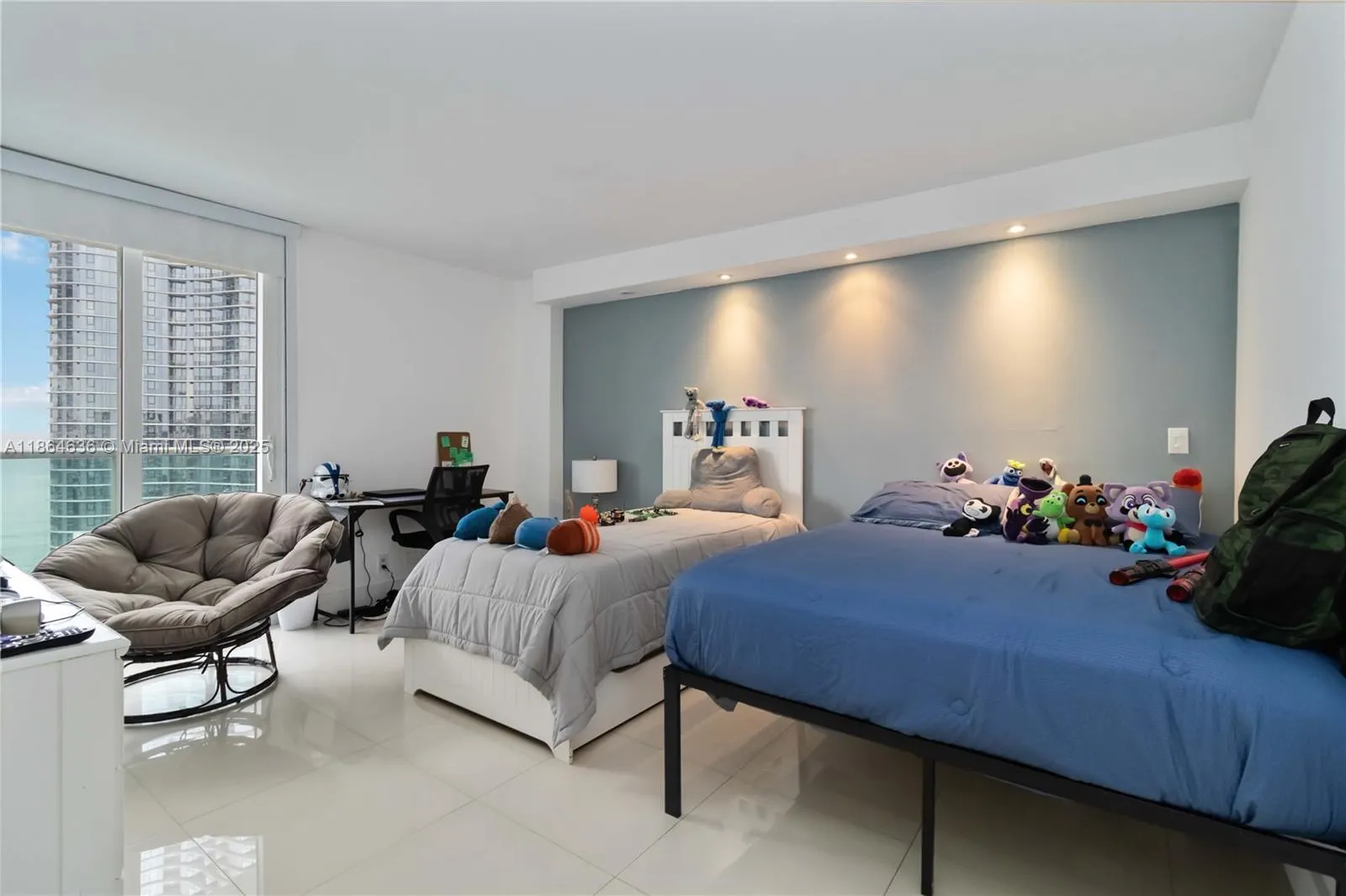 100 Bayview Dr, #2014