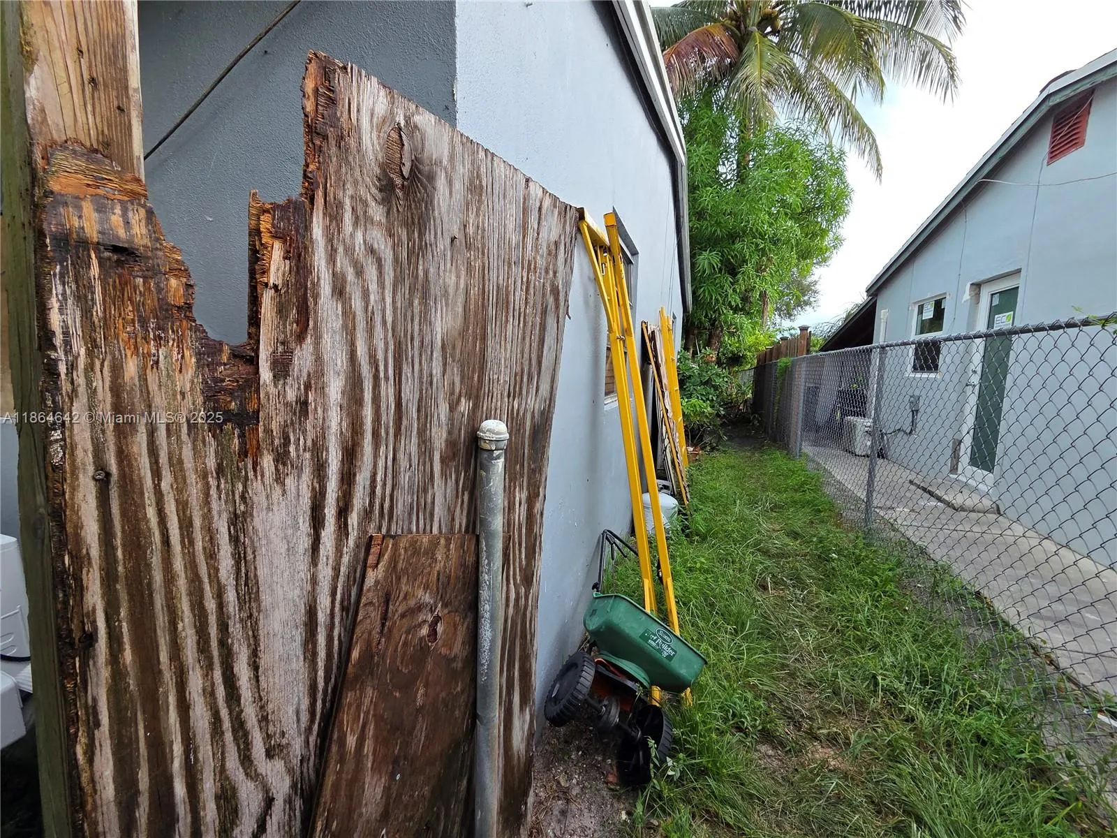 3433 SW 12th Pl