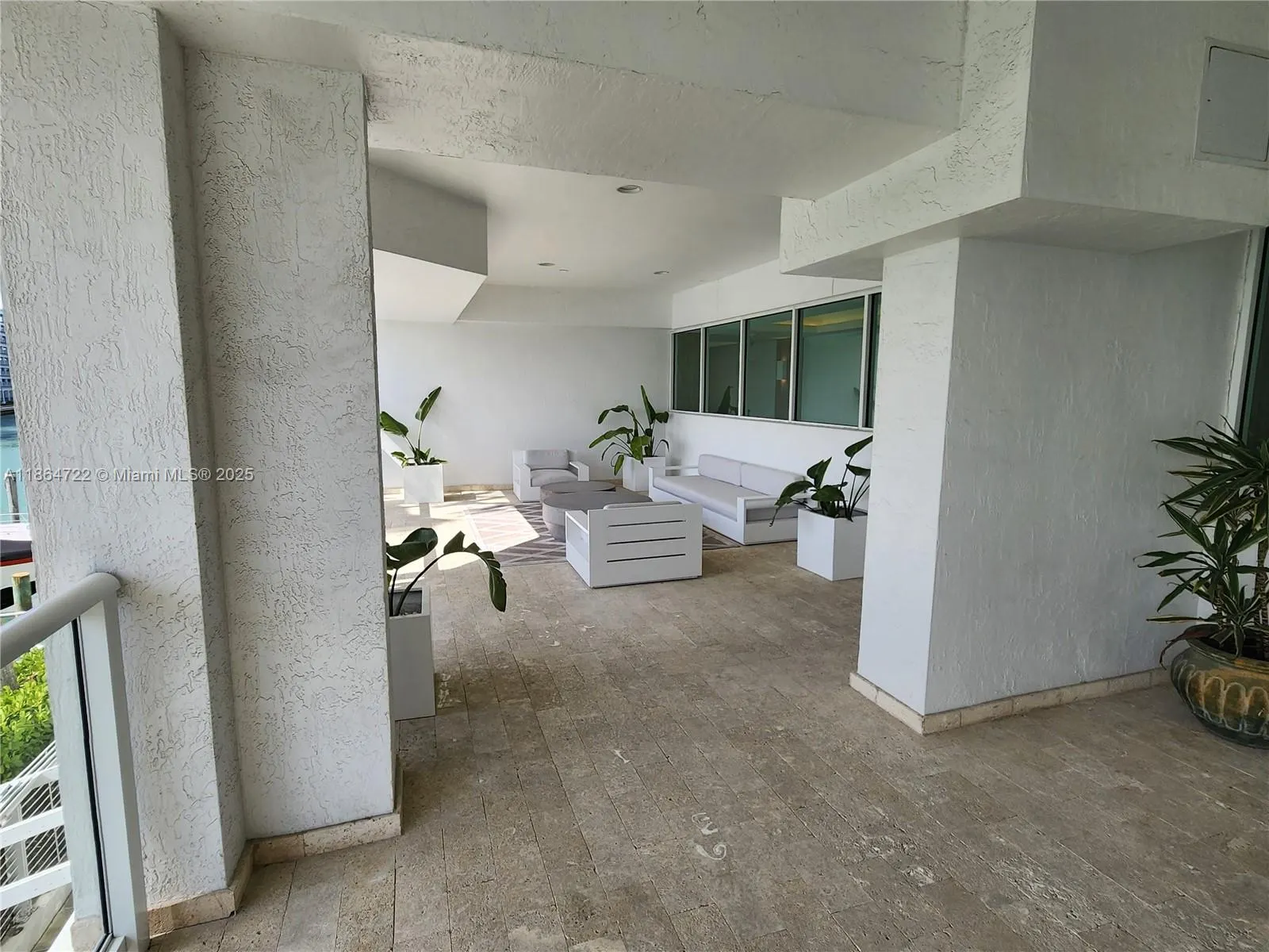 5900 Collins Ave, #906