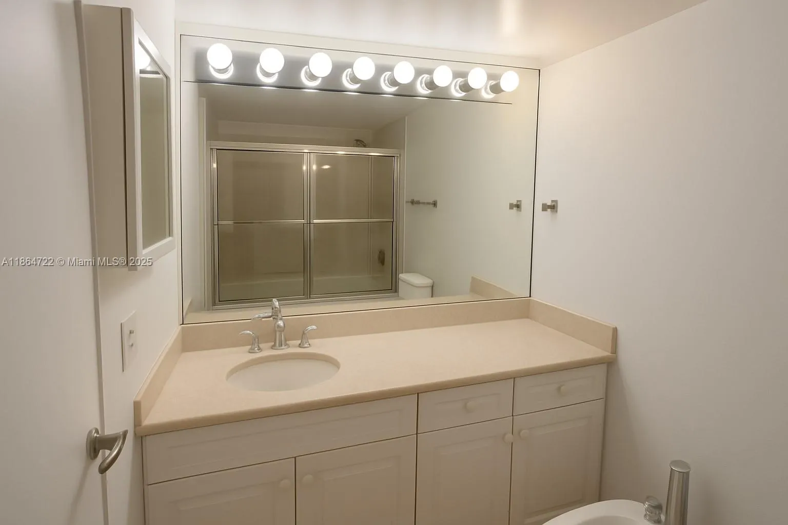 5900 Collins Ave, #906