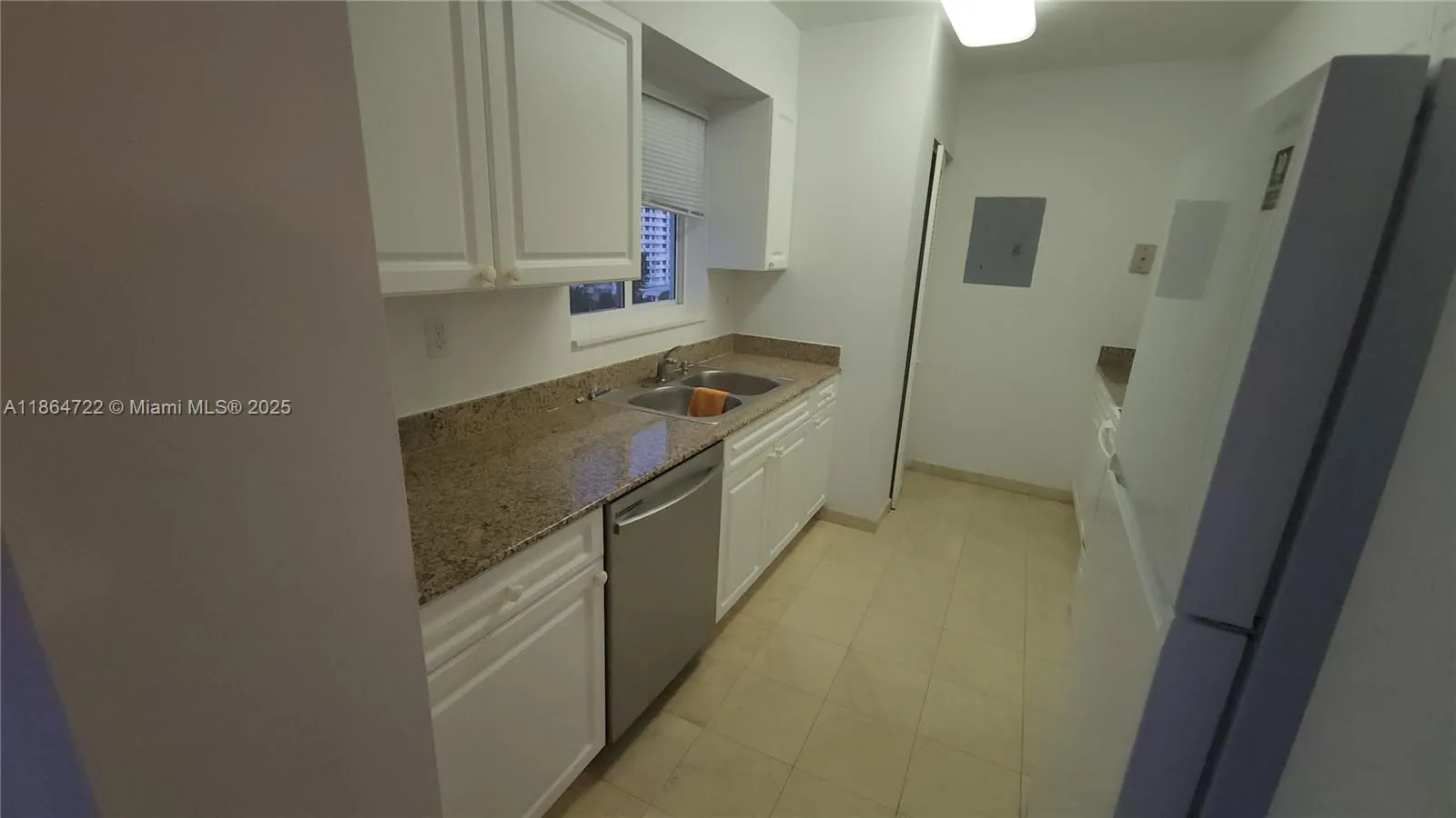 5900 Collins Ave, #906