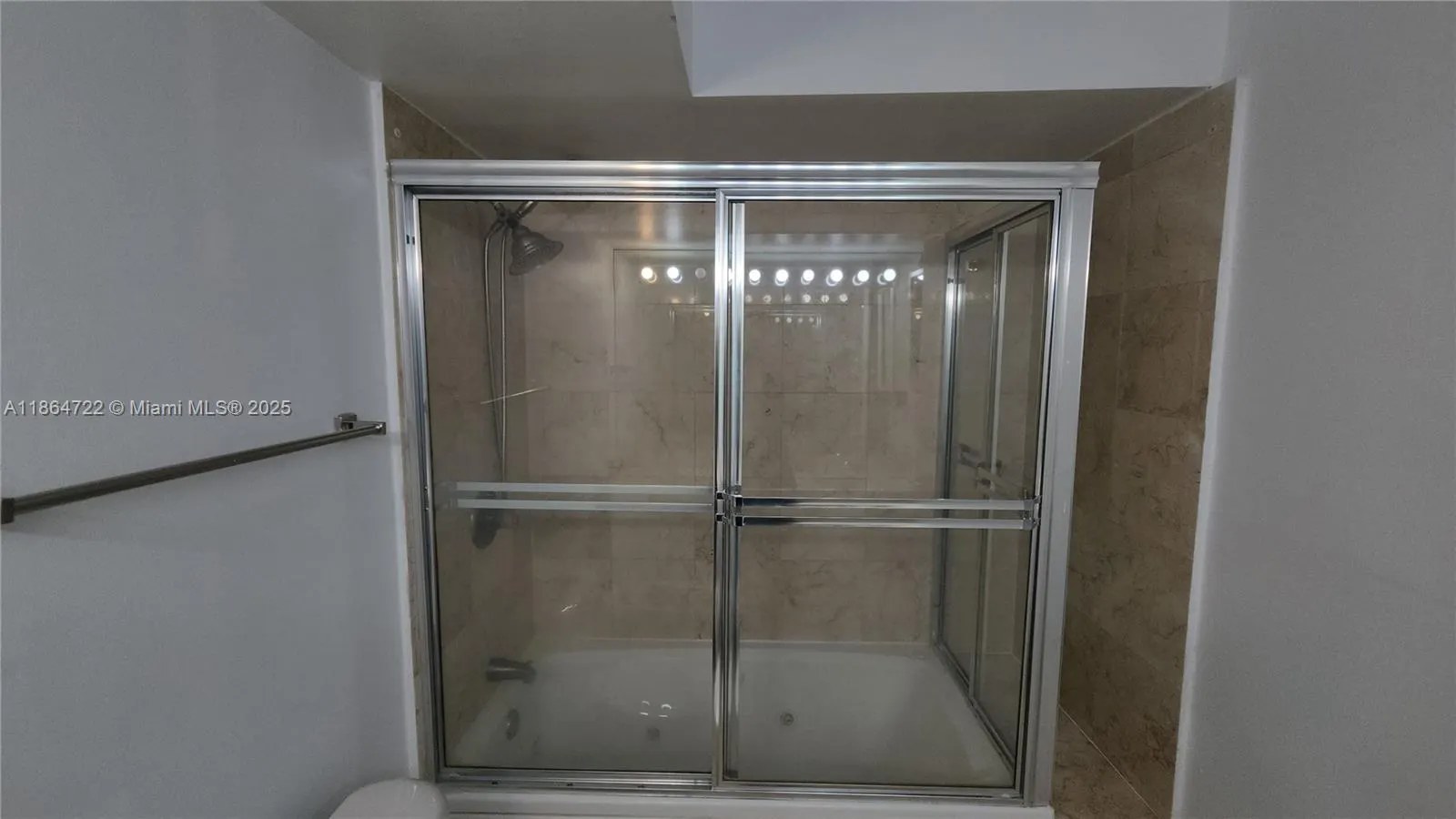 5900 Collins Ave, #906