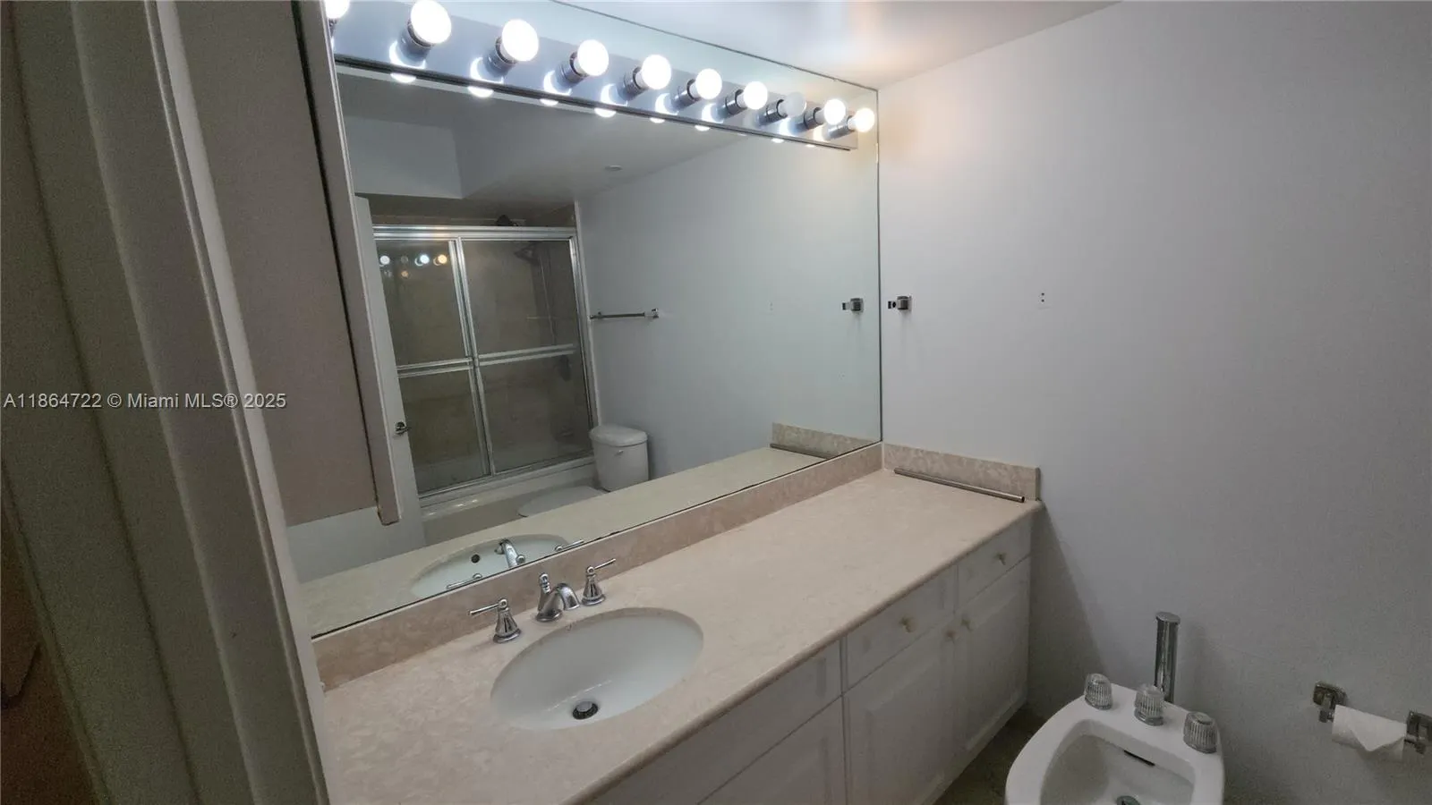 5900 Collins Ave, #906