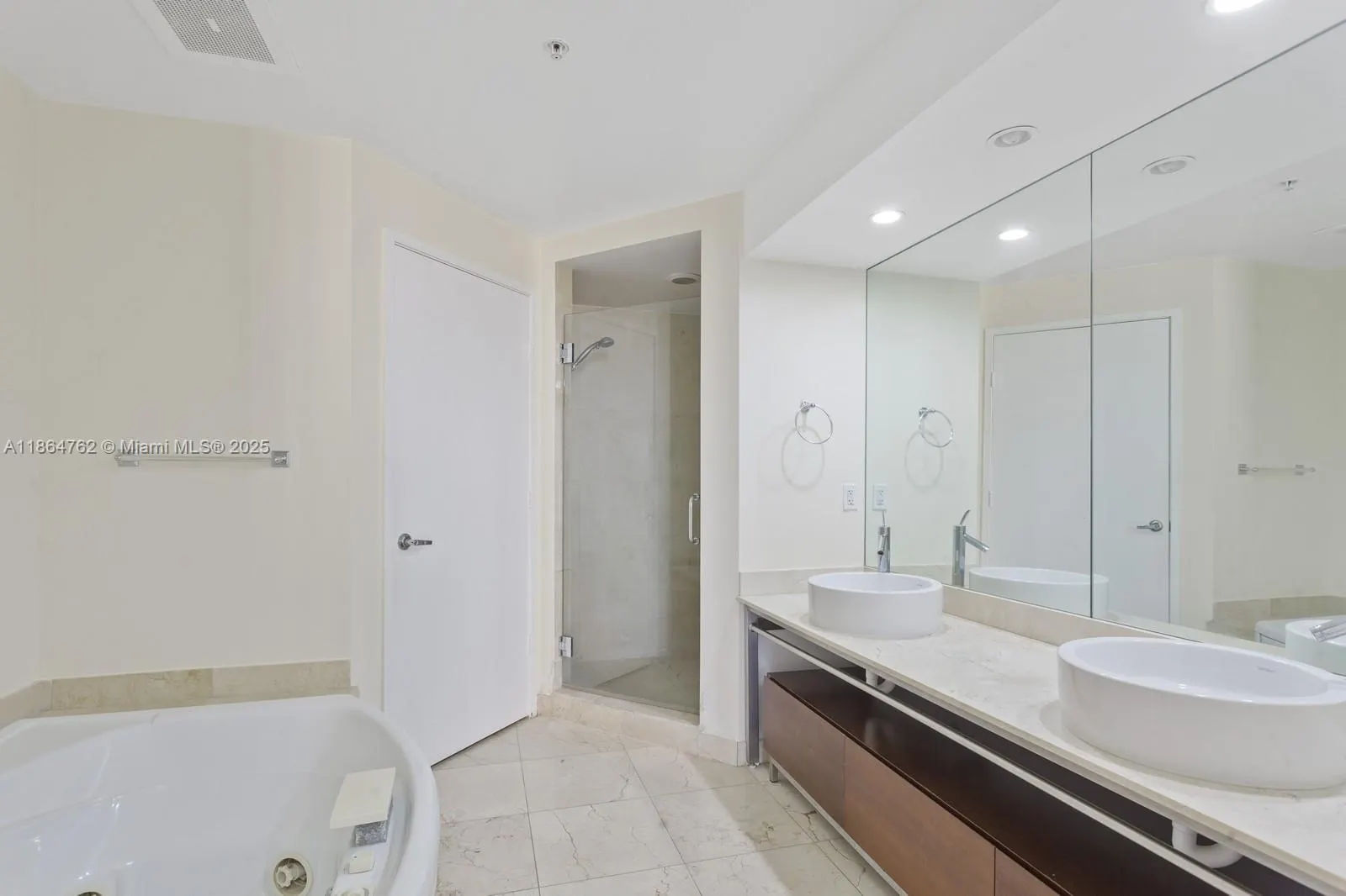 16275 Collins Ave, #904