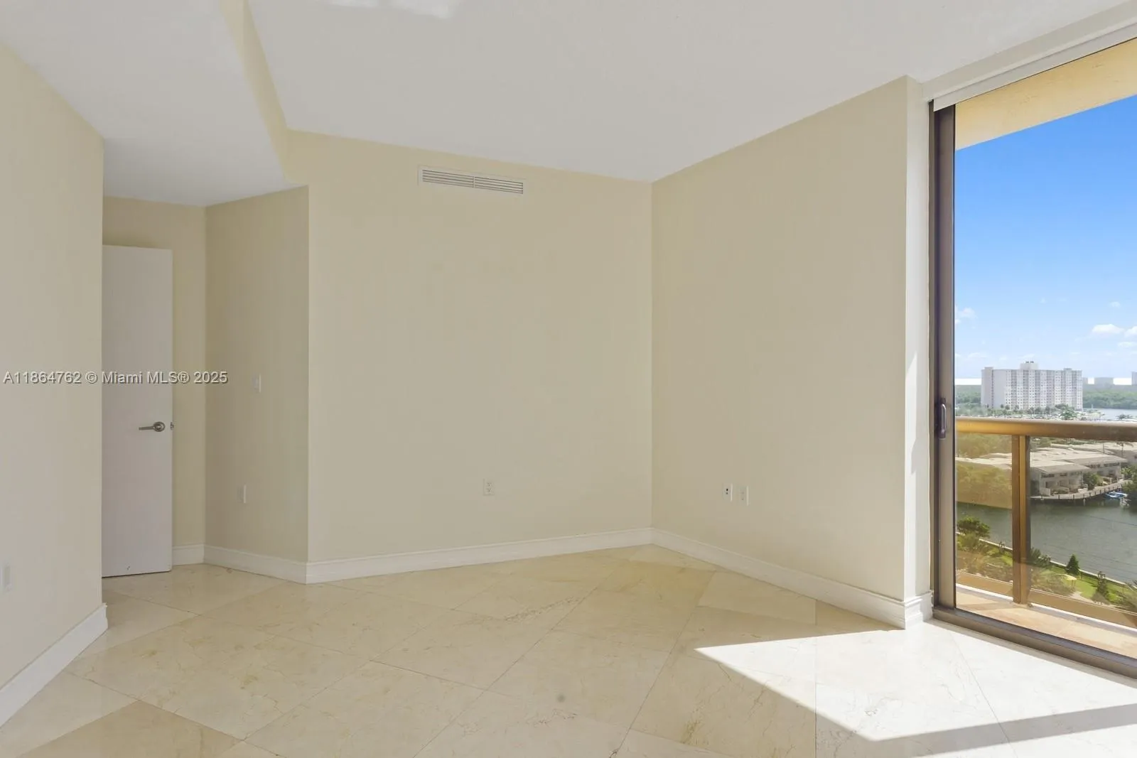 16275 Collins Ave, #904