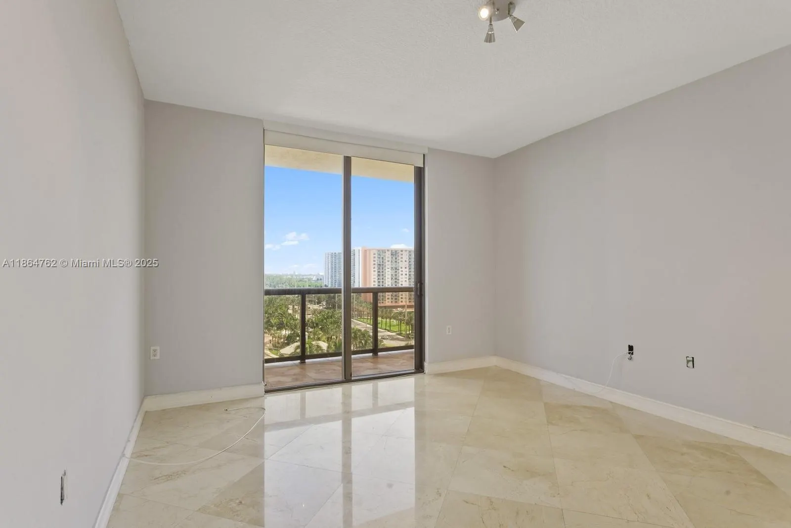 16275 Collins Ave, #904