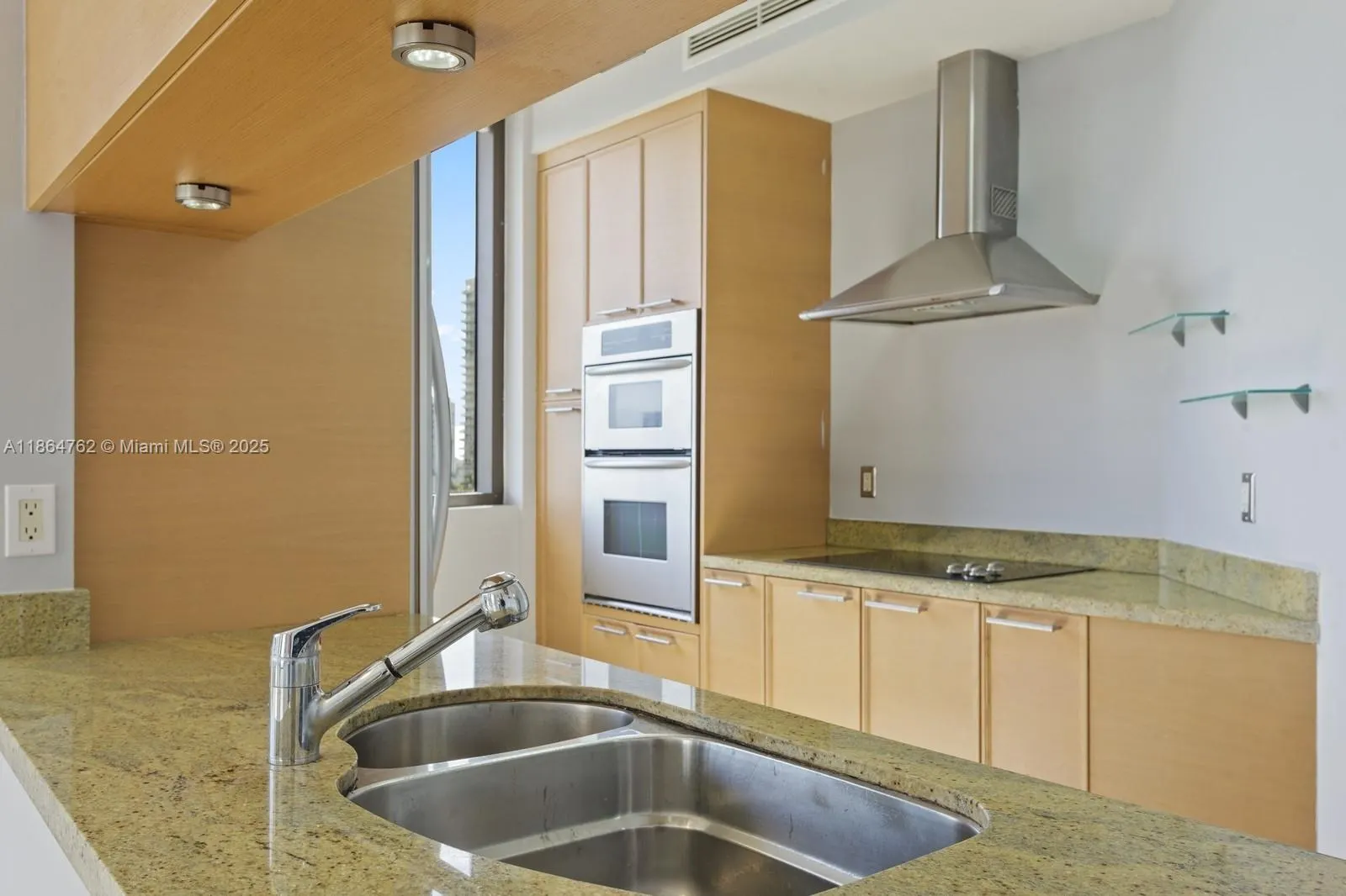 16275 Collins Ave, #904