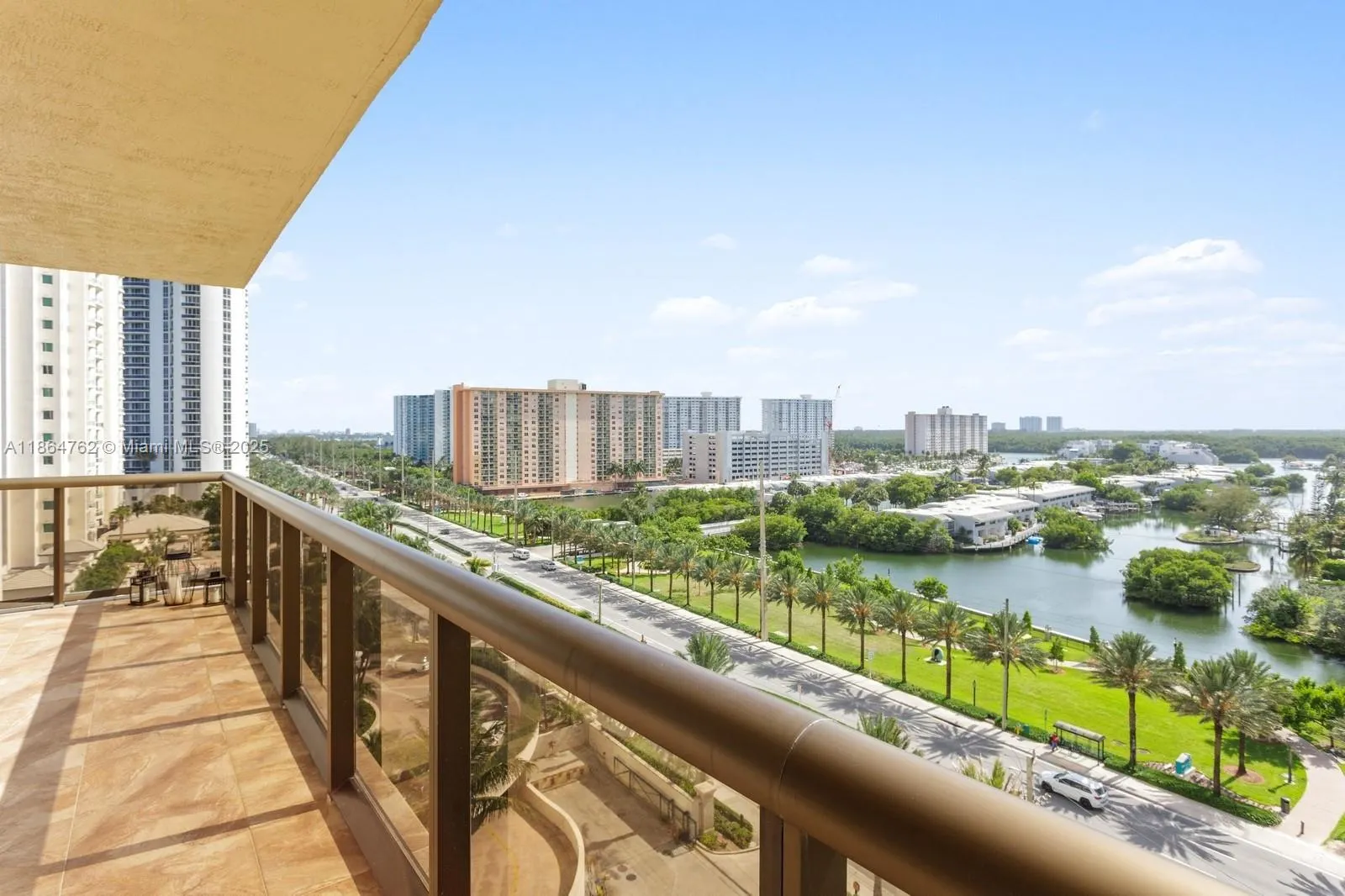 16275 Collins Ave, #904