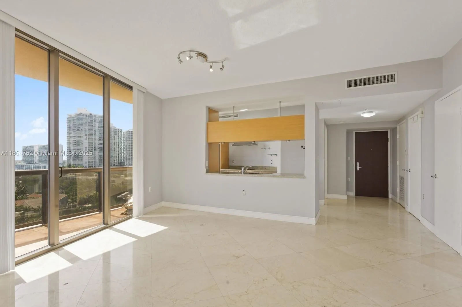 16275 Collins Ave, #904