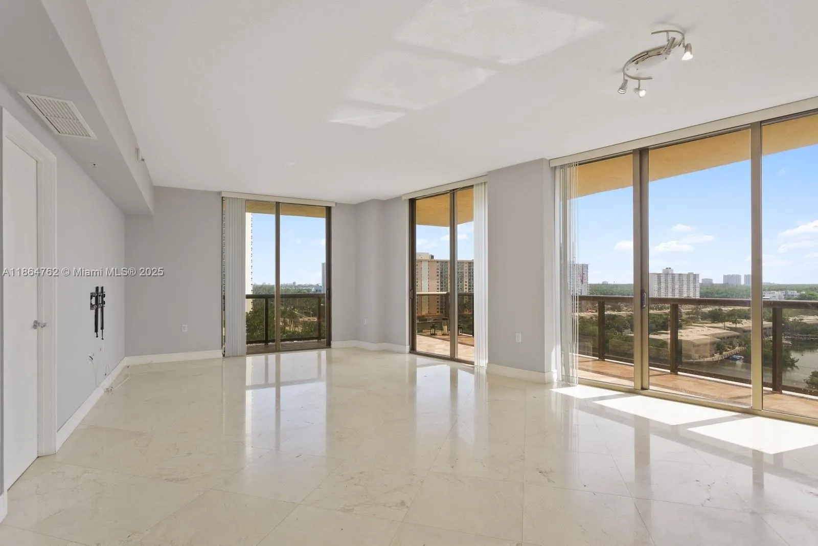 16275 Collins Ave, #904
