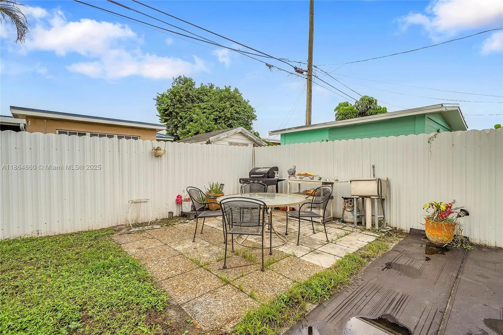 940 N 73rd Way