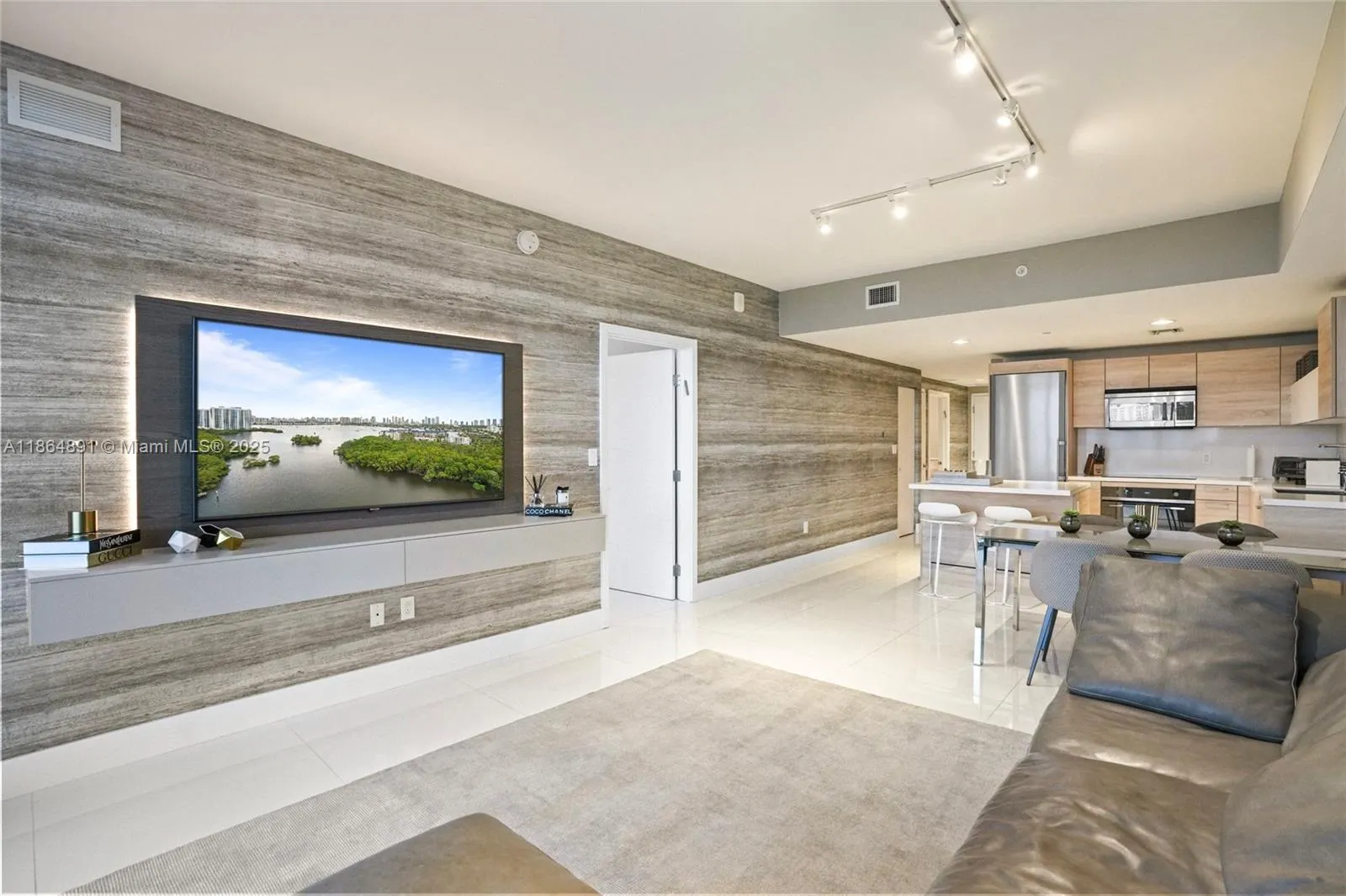 16385 Biscayne, #1618+ 2 Parking