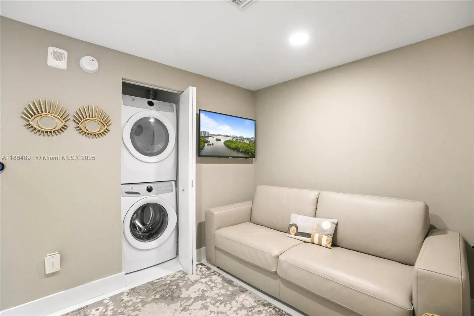 16385 Biscayne, #1618+ 2 Parking