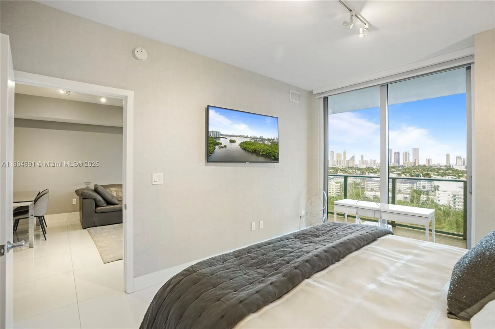 16385 Biscayne, #1618+ 2 Parking
