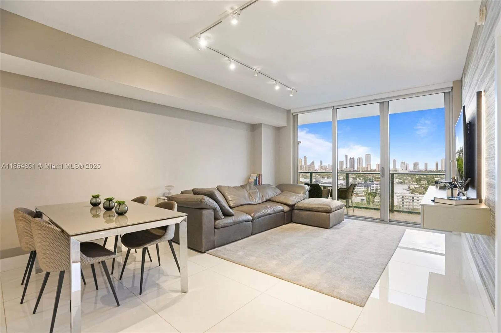 16385 Biscayne, #1618+ 2 Parking